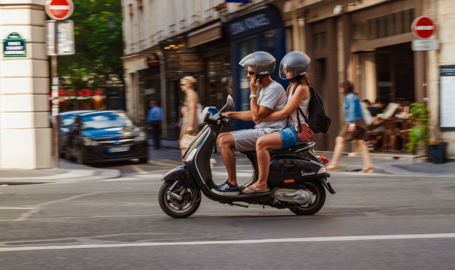 couple scooter a paris 1